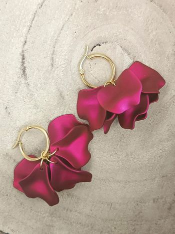 Grosse paire de créoles acier inoxydable et pétales acryliques roses satin