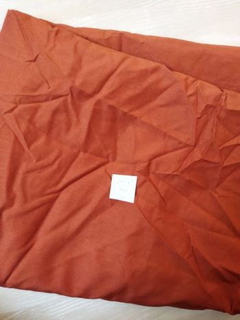 Coupon de tissu orange synthétique