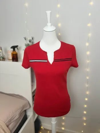 T-shirt Tommy Hilfiger rouge femme taille M – très bon état col fendu