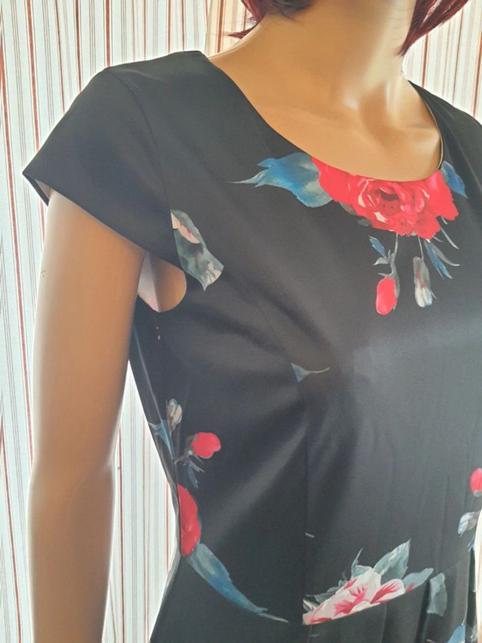 Jolie Robe Paola! Taille be fr 38 noir fleuries - photo numéro 9