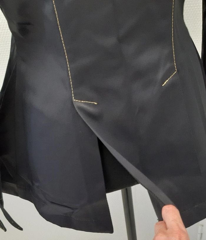 Magnifique veste cintrée La Milliardaire noire avec coutures et boutons dorés - photo numéro 9