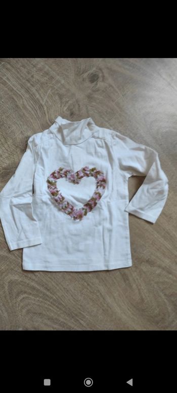 T-shirt à col avec coeur en relief fille 24 mois