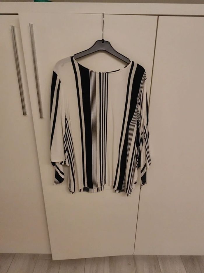 Blouse à rayures noir et blanc avec manches évasées