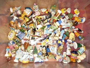 Lot de   fèves collection personnages , régions, masque carnaval, divers, plus de 90 pièces.