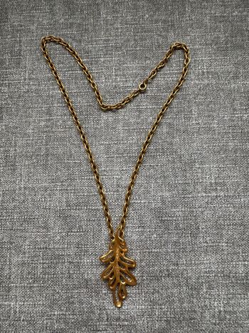 Collier doré signé FS avec pendentif feuille sculptée