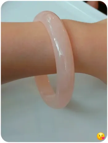 Bracelet jonc rose clair effet pierre en résine brillante