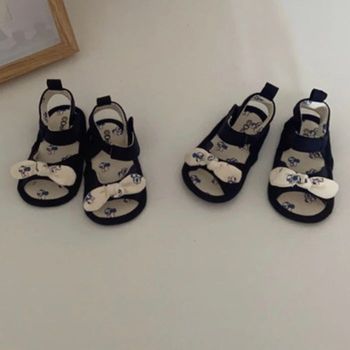 2 paires de sandales Disney