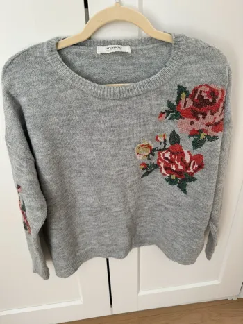 Pull gris broderie
