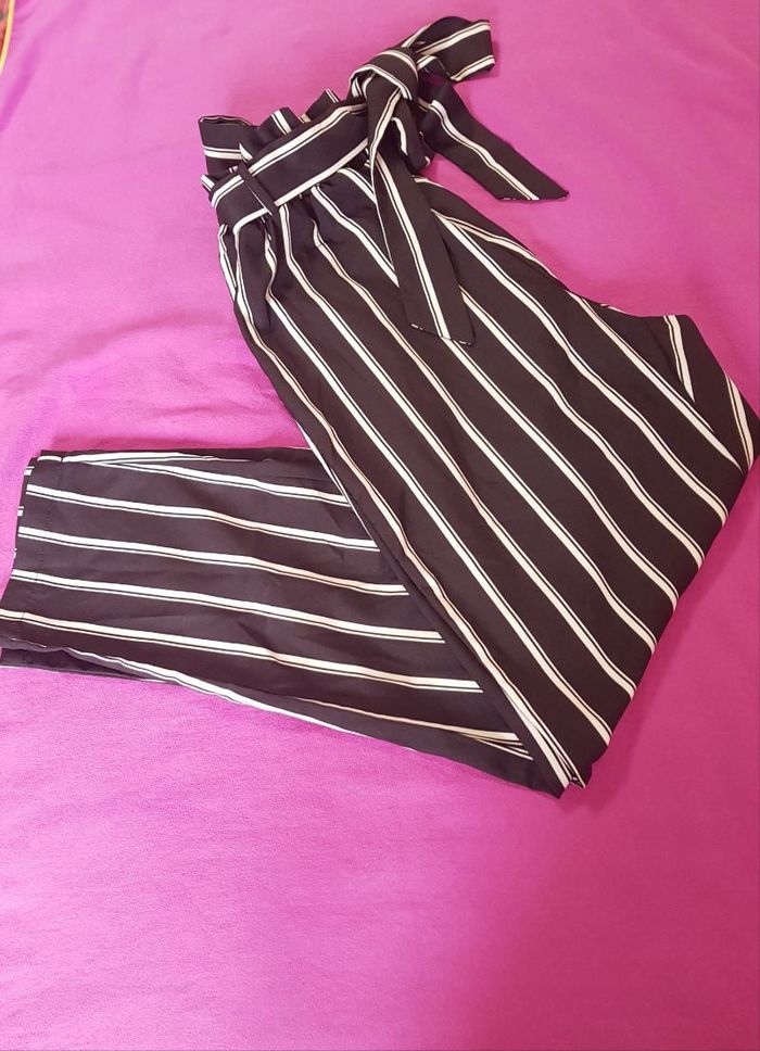 Pantalon ample à taille froncée. T.S