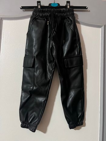 Pantalon simili cuir fille taille 4 ans très bon état 