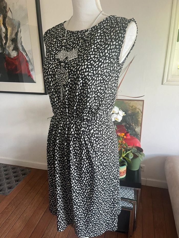 Robe chic fluide sans manches imprimée motifs - photo numéro 4