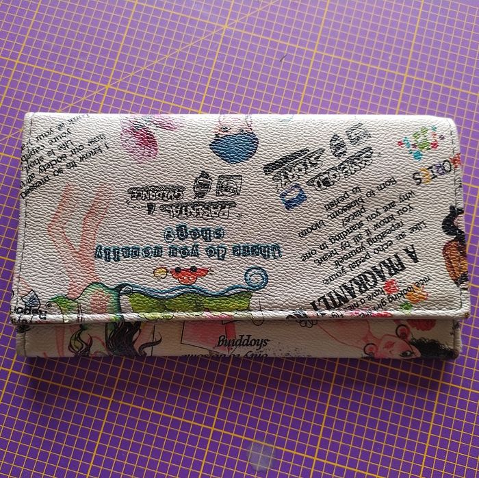 Porte feuille gris clair dessin de mode