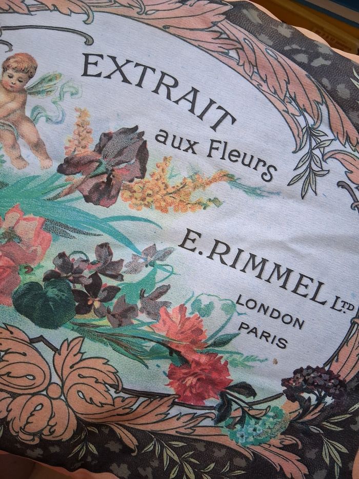 Cousin décoratif motif vintage angelot rimmel