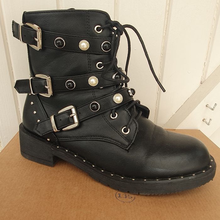 Bottine noire perle et clou