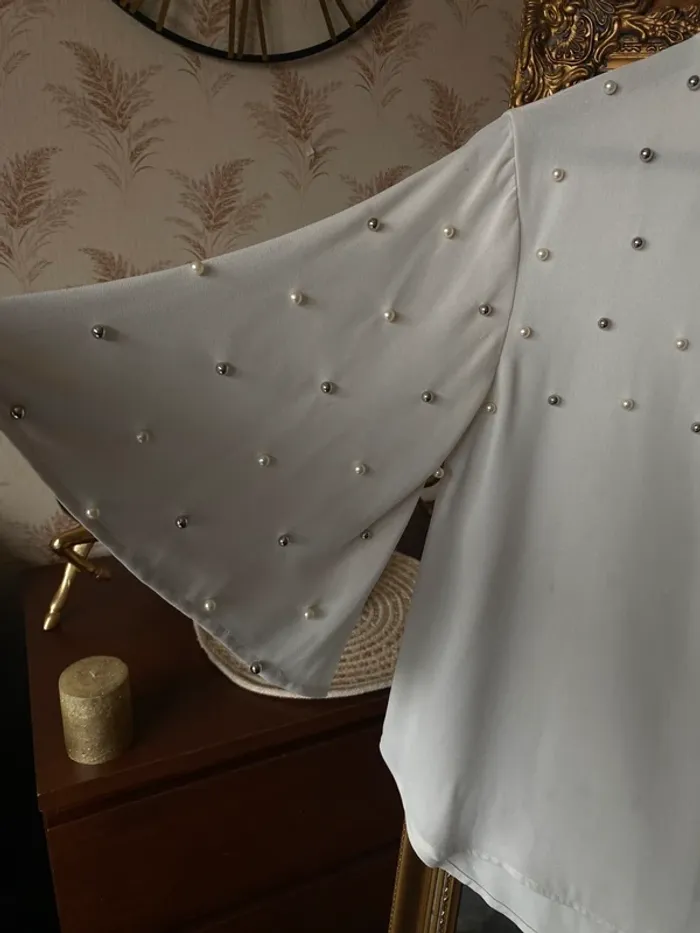 River island white blouse with pearl and silver bubbles flared sleeves - photo numéro 2