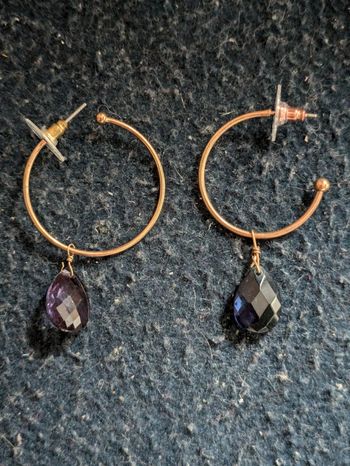 Créoles avec une perle bleue marine