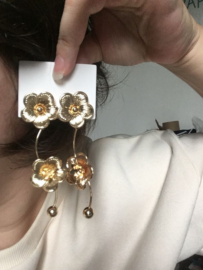 Boucles d’oreilles NEUVES pour femme forme de fleurs 🌼 couleur doré - photo numéro 2