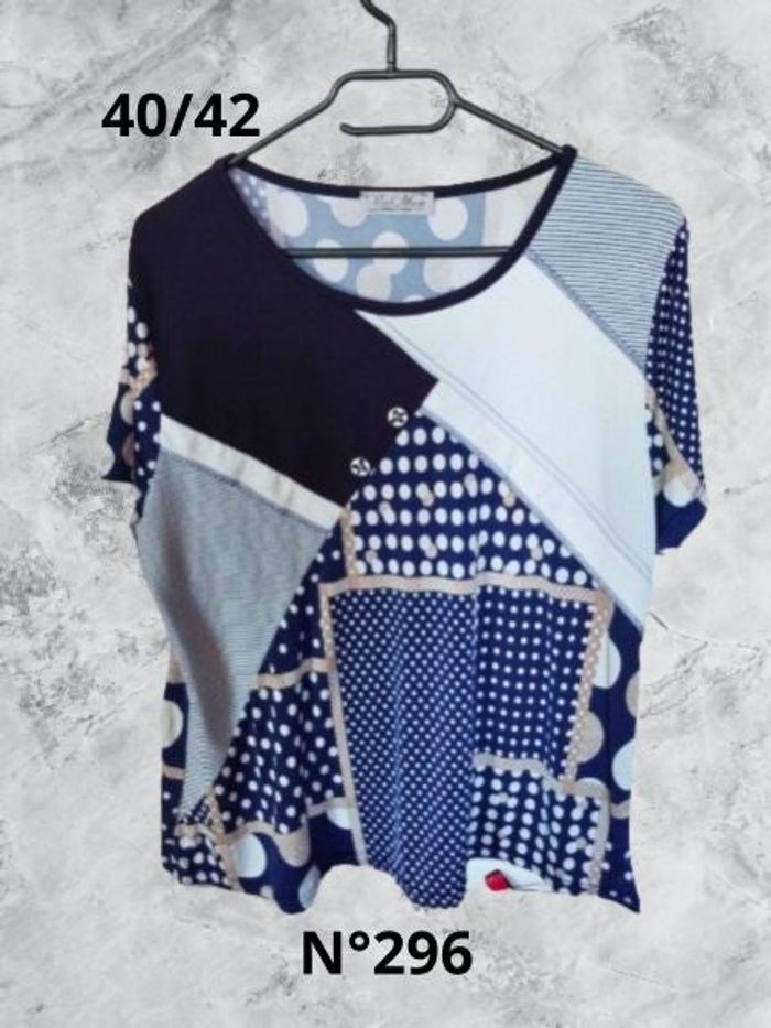 N°296 T-shirt bleu/blanc T40/42. Via mode.