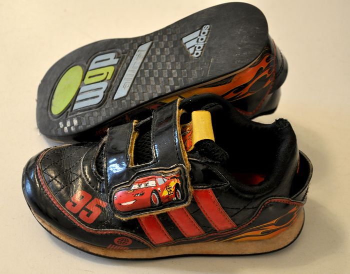 Basket chaussure enfant ADIDAS Cars noir rouge pointure 26