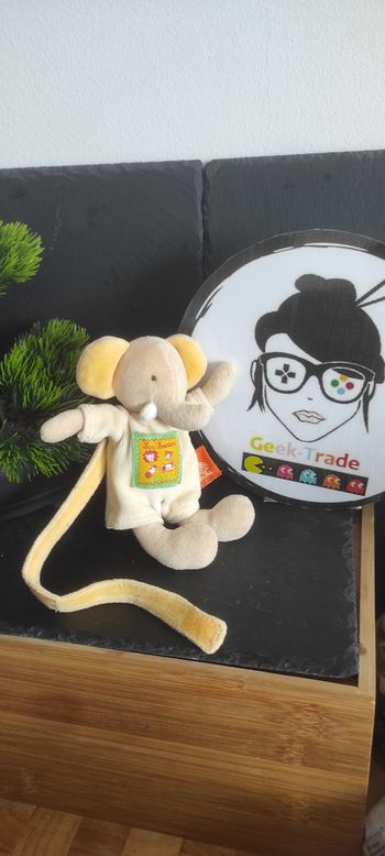 doudou peluche éléphant moulin roty les loustics beige jaune vert petit Attache