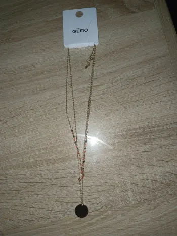 Double collier doré et rose pâle
