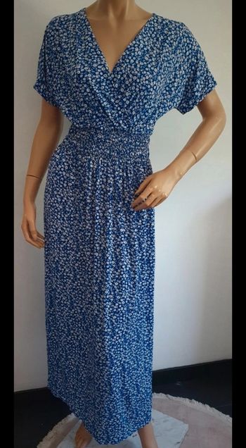 Longue robe magique neuve taille unique jusqu au 52