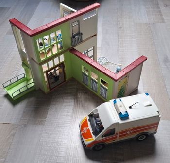 Hôpital Playmobil Complet - 2025 avec ambulance.