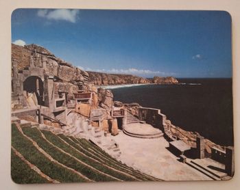 Planche à découper au décor du théâtre de Minack en Cornouailles au Royaume Uni