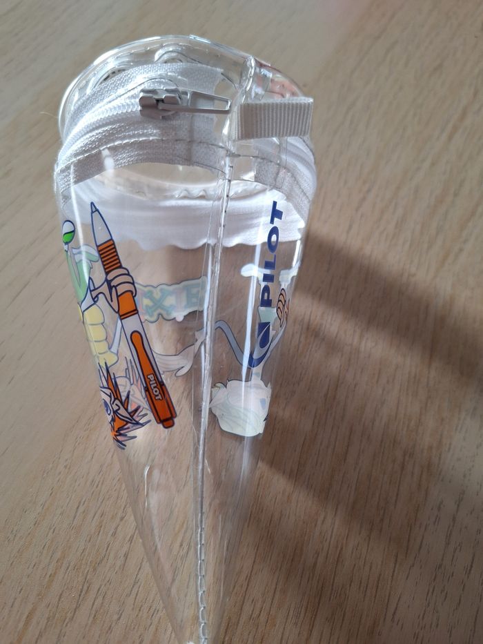 Pilot trousse porte monnaie neuve 16x7,5cm en forme de cône pour ranger de la monnaie, des clés ou objets précieux.