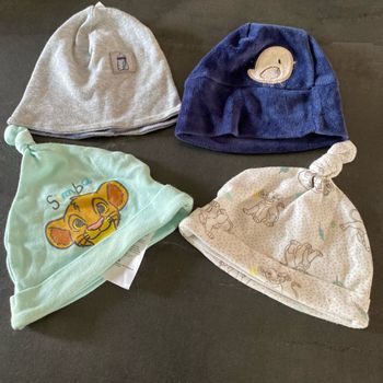 4 bonnets   Très bon état     1 mois et 3 mois.