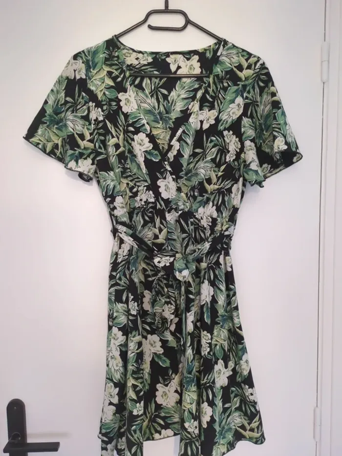 Robe courte Fleurie verte taille S ceinturée a la taille
