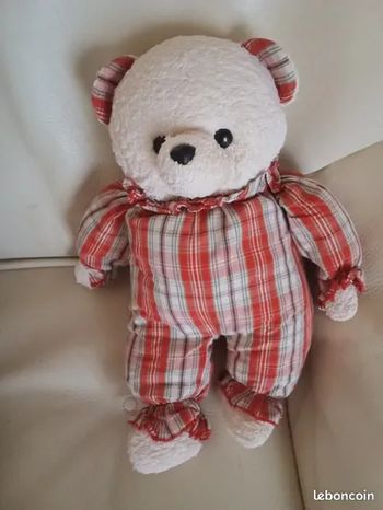 Doudou ours ourson de la marque Minouche vintage ancien tête blanche tissu éponge bouclettes corps tissu rouge style écossais rayé rayures carrés carreaux blanc yeux noirs durs ainsi que son nez