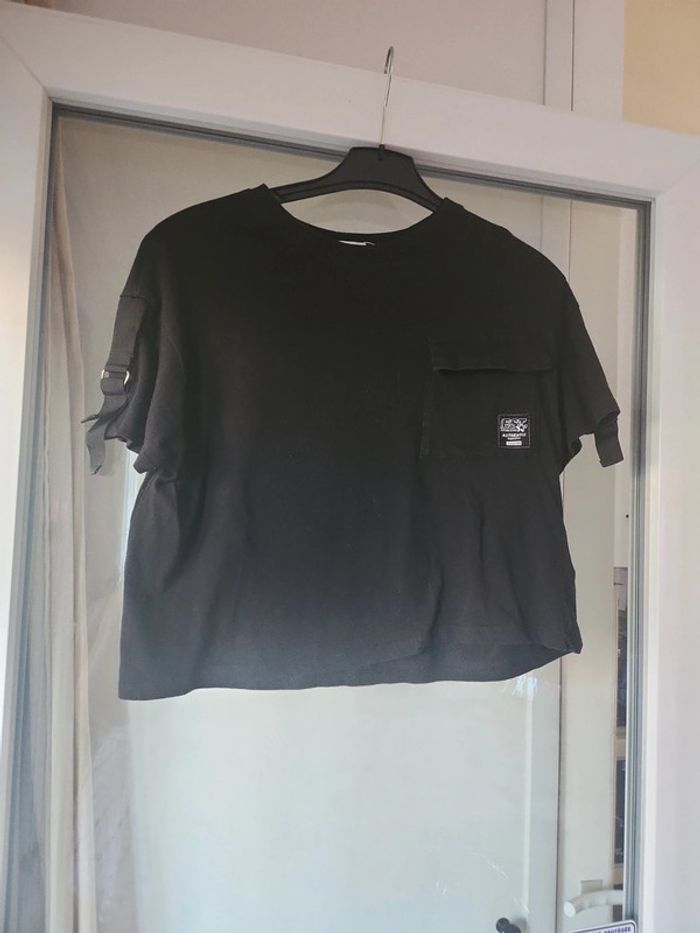 T-shirt noir avec crochets