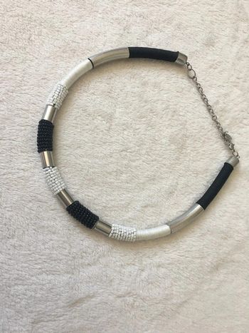 Collier argenté blanc noir ras du coup avec perles et strass