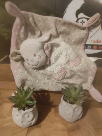 Doudou Mouton Carré Gris Nicotoy Relief Rose plat mouchoir 24633 #geektradedoudou