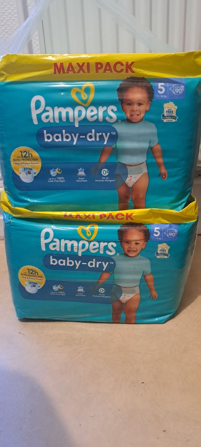 2 maxi pack de 90 couches baby dry pampers taille 5.
180 couches au total - photo numéro 1