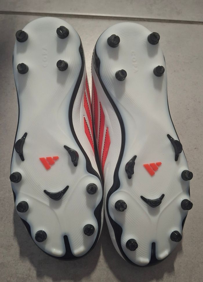 Crampons chaussures de foot Adidas neufs - photo numéro 3