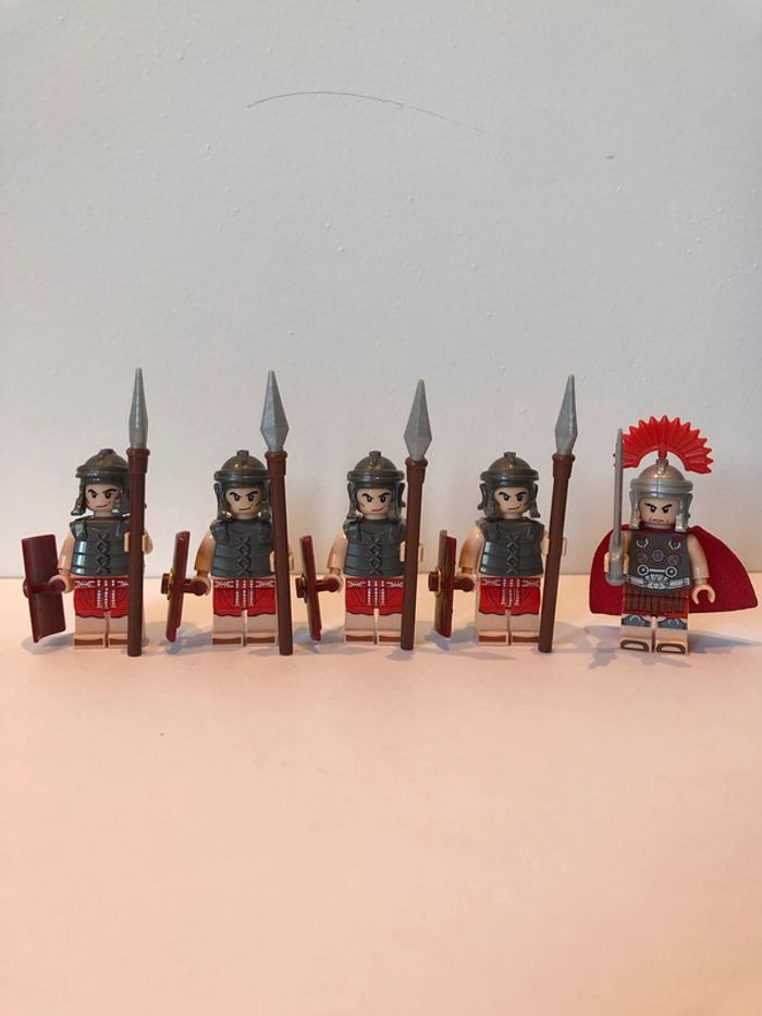 Figurine type lego Centurion et 4 lanciers romains