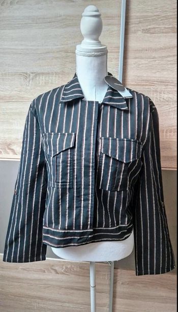 Veste à rayures.