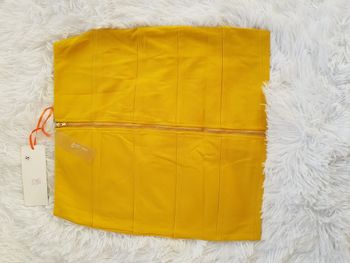 Jupe moutardes avec fermeture au dos Taille 36 Neuf