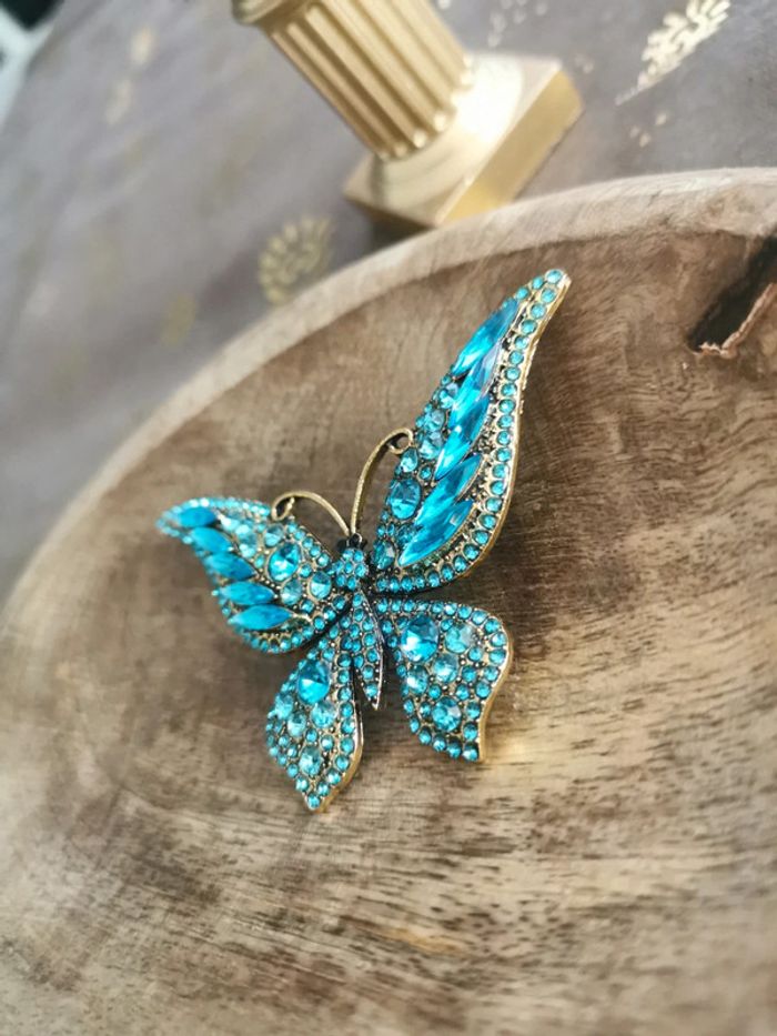 Broche femme papillon bleu - photo numéro 2