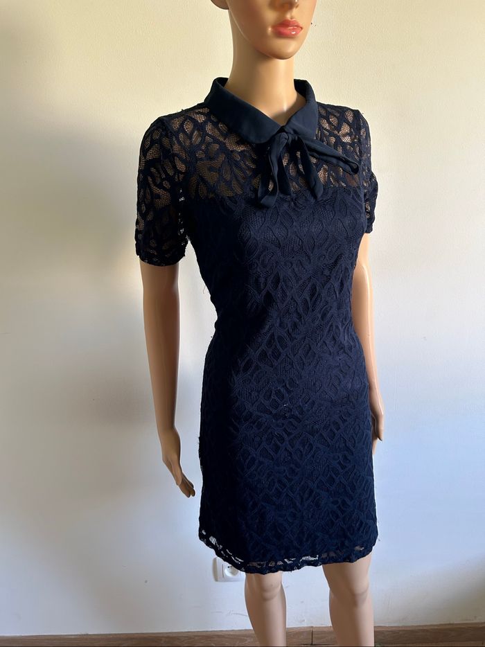 Robe marine en dentelle à manches courtes Morgan taille 42 bon état - photo numéro 2