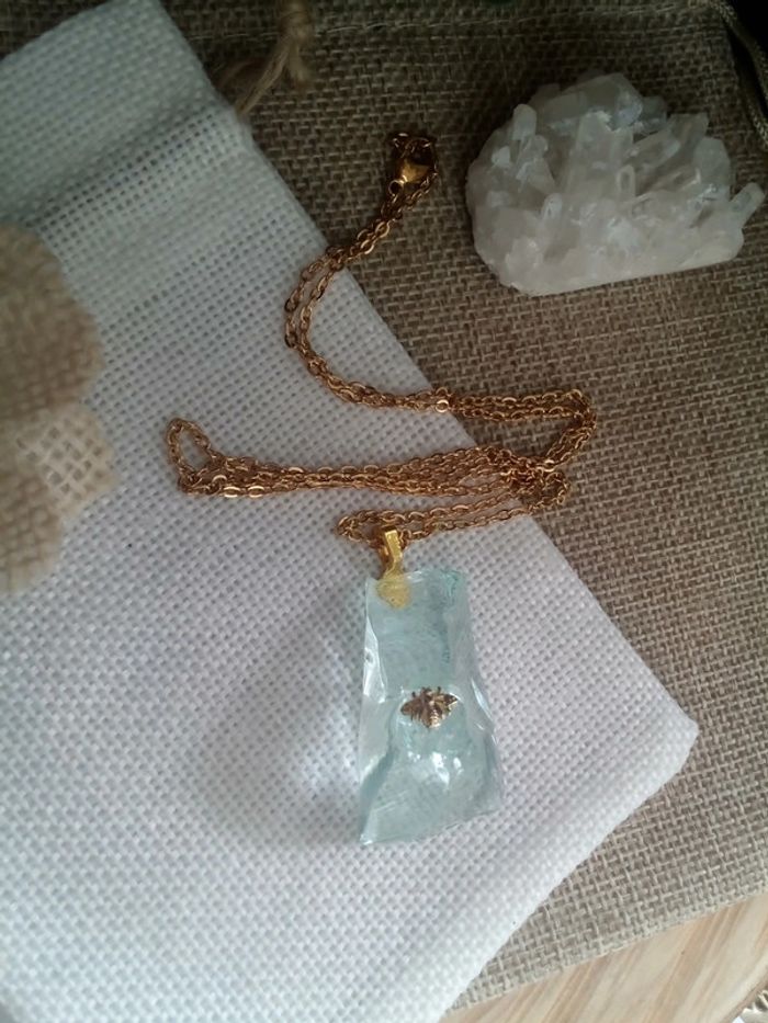 Collier pierre d'Aigue marine brute avec abeille