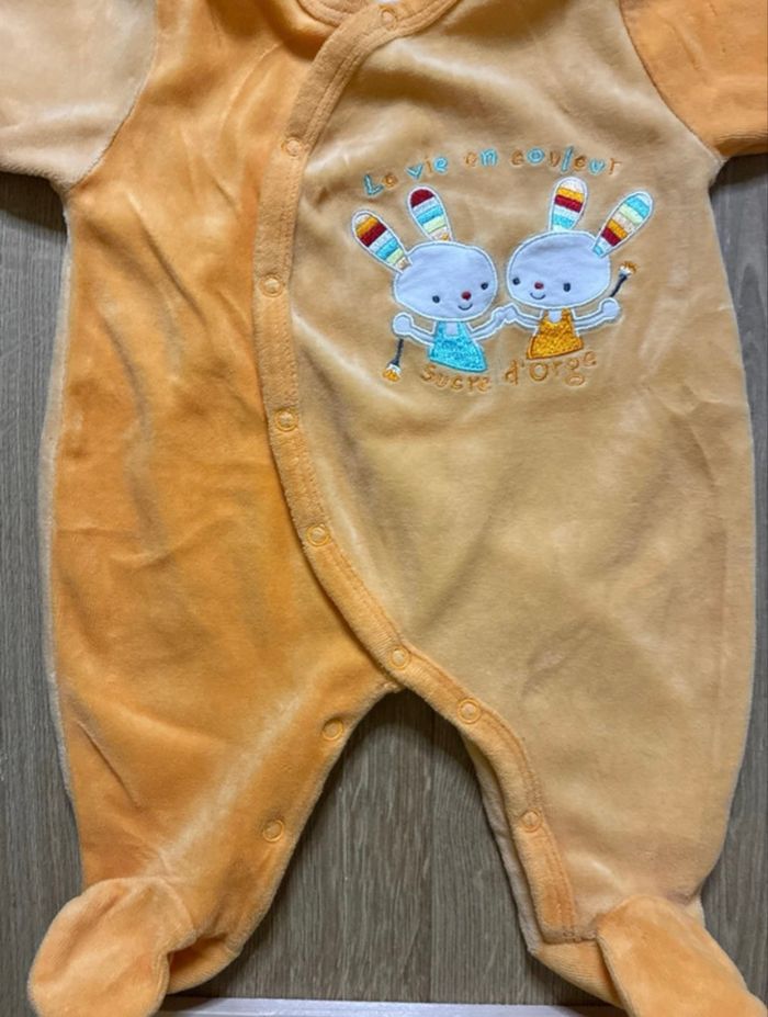 Pyjama velours Sucre d’Orge 1 mois – Jaune orangé, petits lapins - photo numéro 4