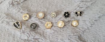 LOT DE 10 PIN'S FEMME ! NEUF !