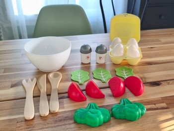 Lot de jouets en plastique salade