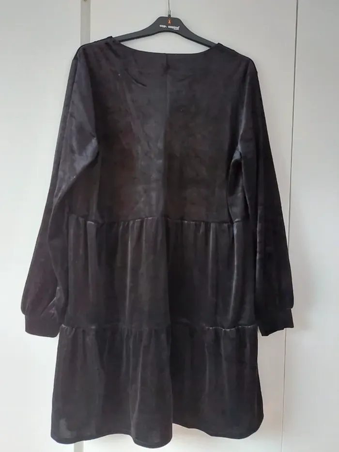 Robe volantée col V en velours ras - photo numéro 5