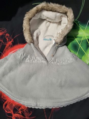 Petite cape fourrée grise en maille à capuche Obaibi 3/6 mois
