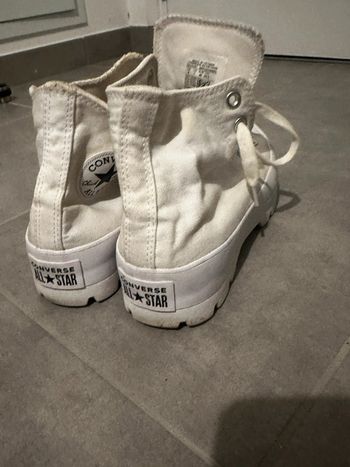 Converse blanche Chuck Taylor tugged