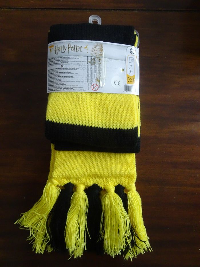 Harry Potter Echarpe de Luxe Poufsouffle NEUVE - photo numéro 2